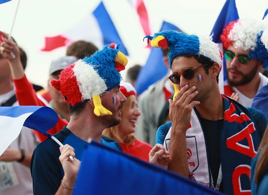 Болельщики перед матчем ЧМ-2018 по футболу между сборными Уругвая и Франции 