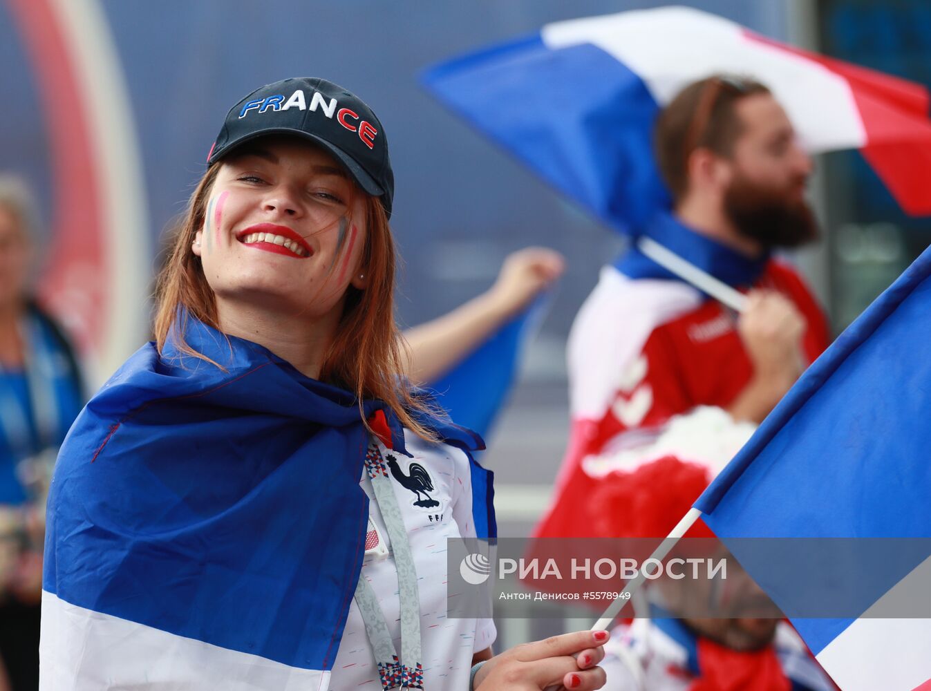 Болельщики перед матчем ЧМ-2018 по футболу между сборными Уругвая и Франции 