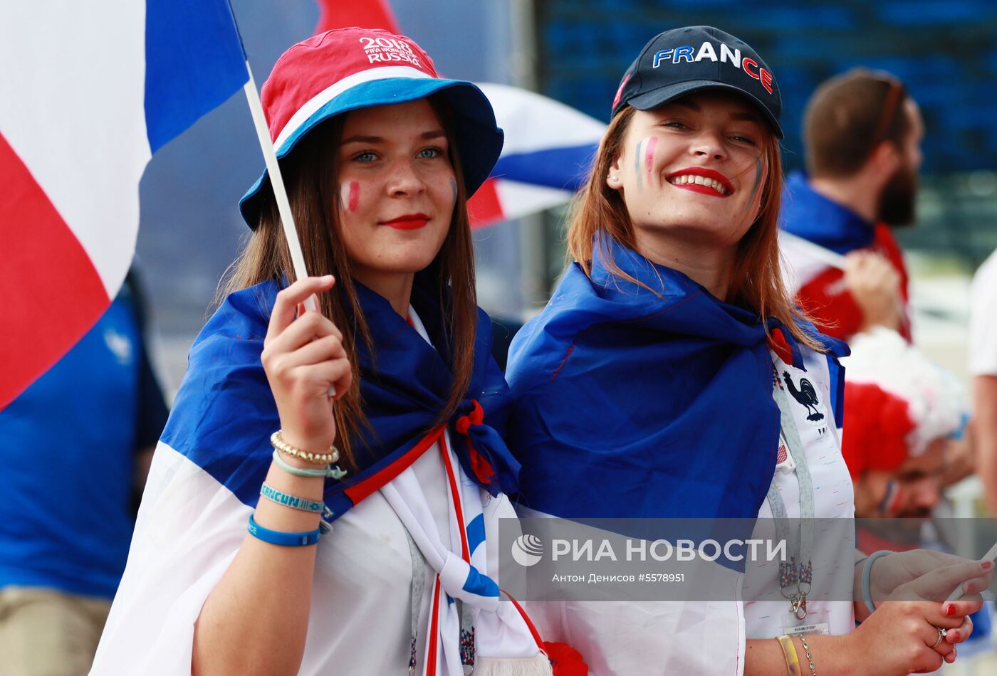 Болельщики перед матчем ЧМ-2018 по футболу между сборными Уругвая и Франции 