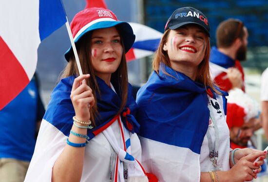 Болельщики перед матчем ЧМ-2018 по футболу между сборными Уругвая и Франции 