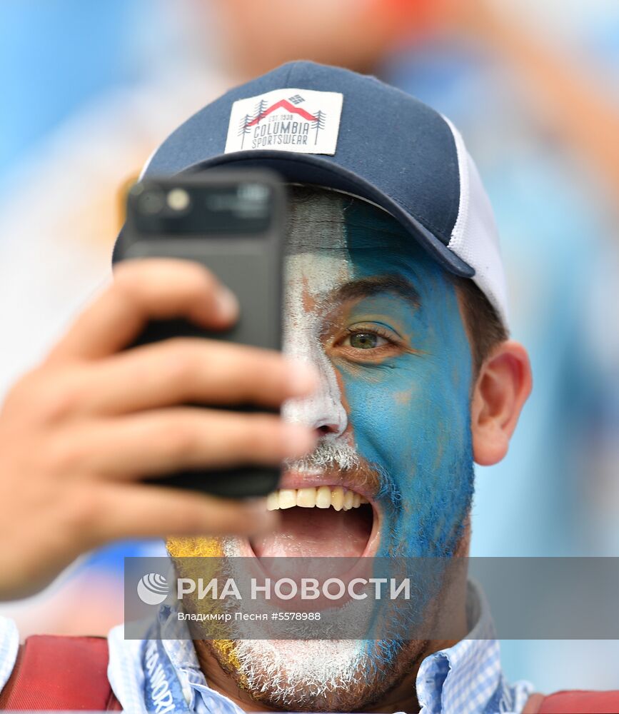 Болельщики перед матчем ЧМ-2018 по футболу между сборными Уругвая и Франции