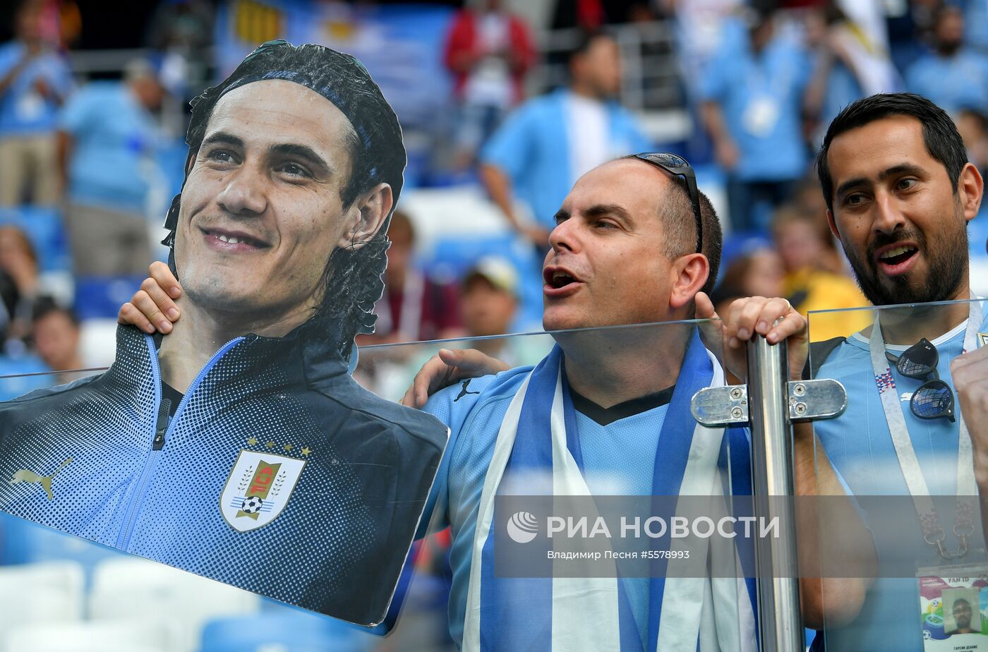 Болельщики перед матчем ЧМ-2018 по футболу между сборными Уругвая и Франции