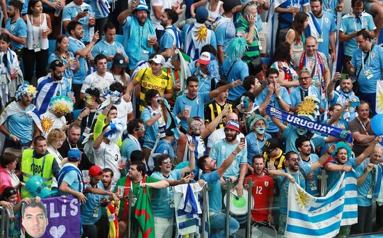 Болельщики перед матчем ЧМ-2018 по футболу между сборными Уругвая и Франции 