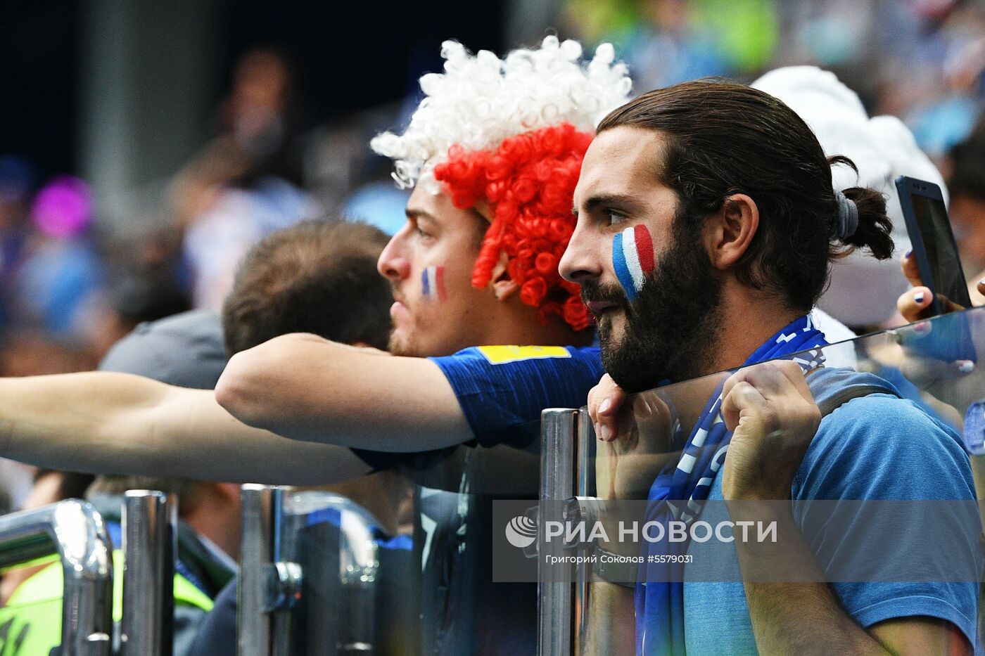Болельщики перед матчем ЧМ-2018 по футболу между сборными Уругвая и Франции