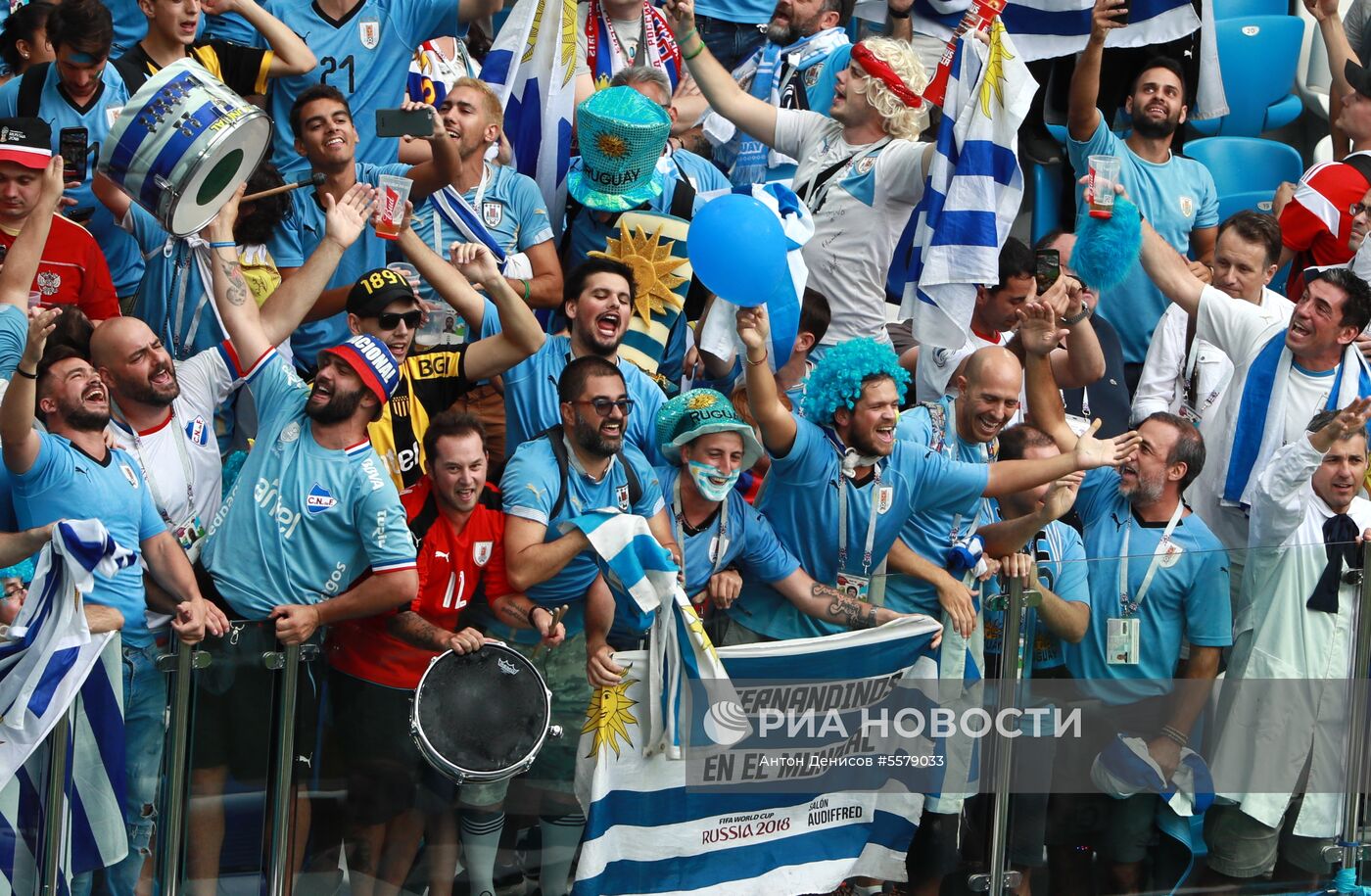 Болельщики перед матчем ЧМ-2018 по футболу между сборными Уругвая и Франции 