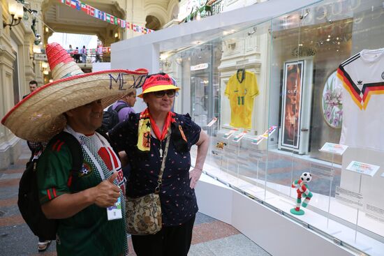 Выставка футбольной атрибутики "Qatar @RoadTo2022 Exhibition" в ГУМе 