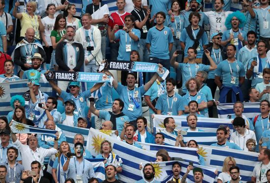 Болельщики перед матчем ЧМ-2018 по футболу между сборными Уругвая и Франции