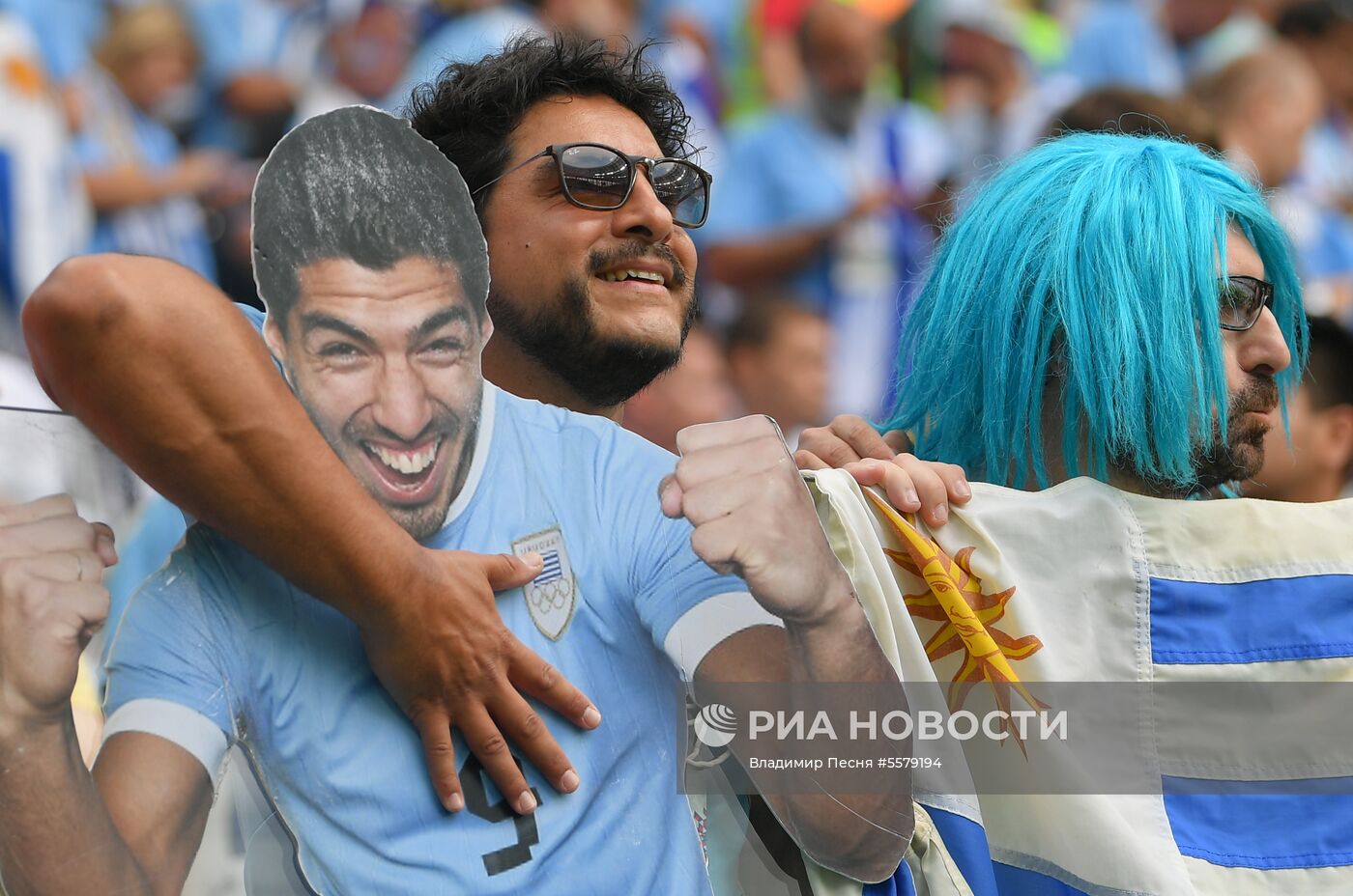 Болельщики перед матчем ЧМ-2018 по футболу между сборными Уругвая и Франции