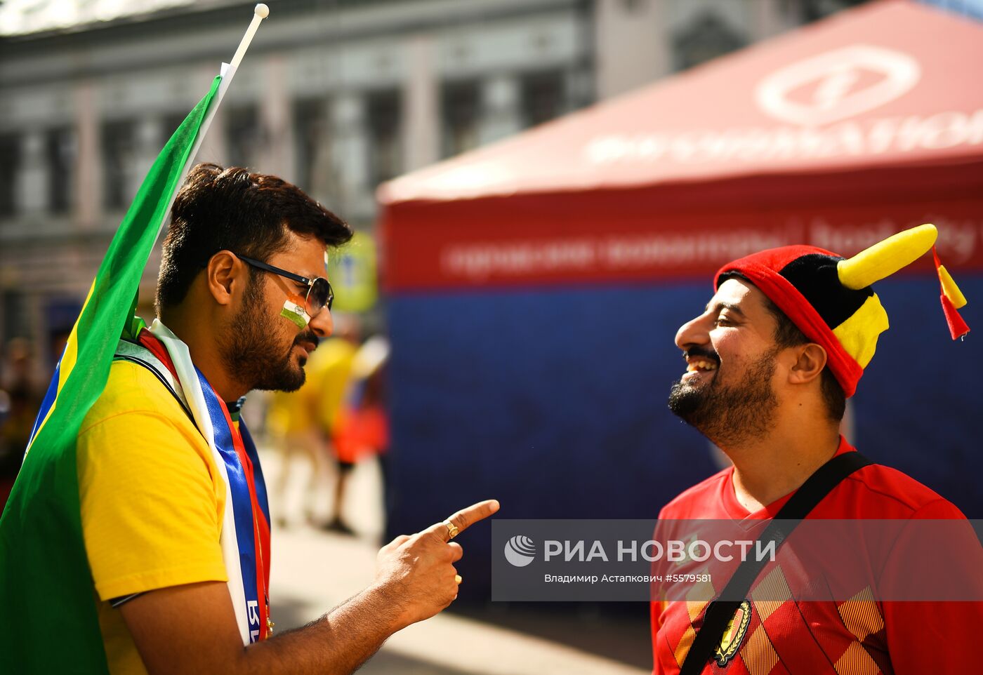 Болельщики перед матчем ЧМ-2018 по футболу между сборными Бразилии и Бельгии