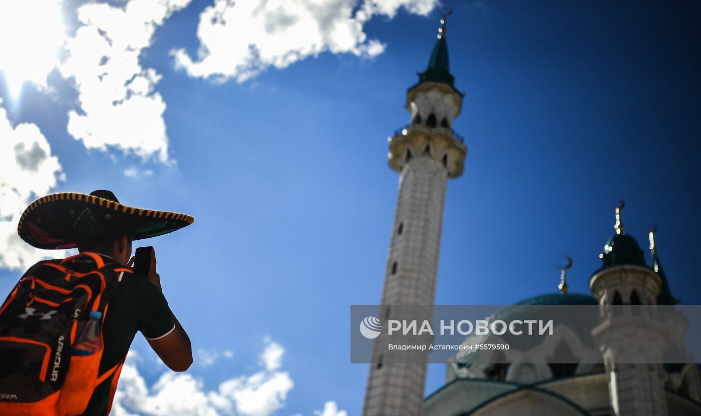 Болельщики перед матчем ЧМ-2018 по футболу между сборными Бразилии и Бельгии