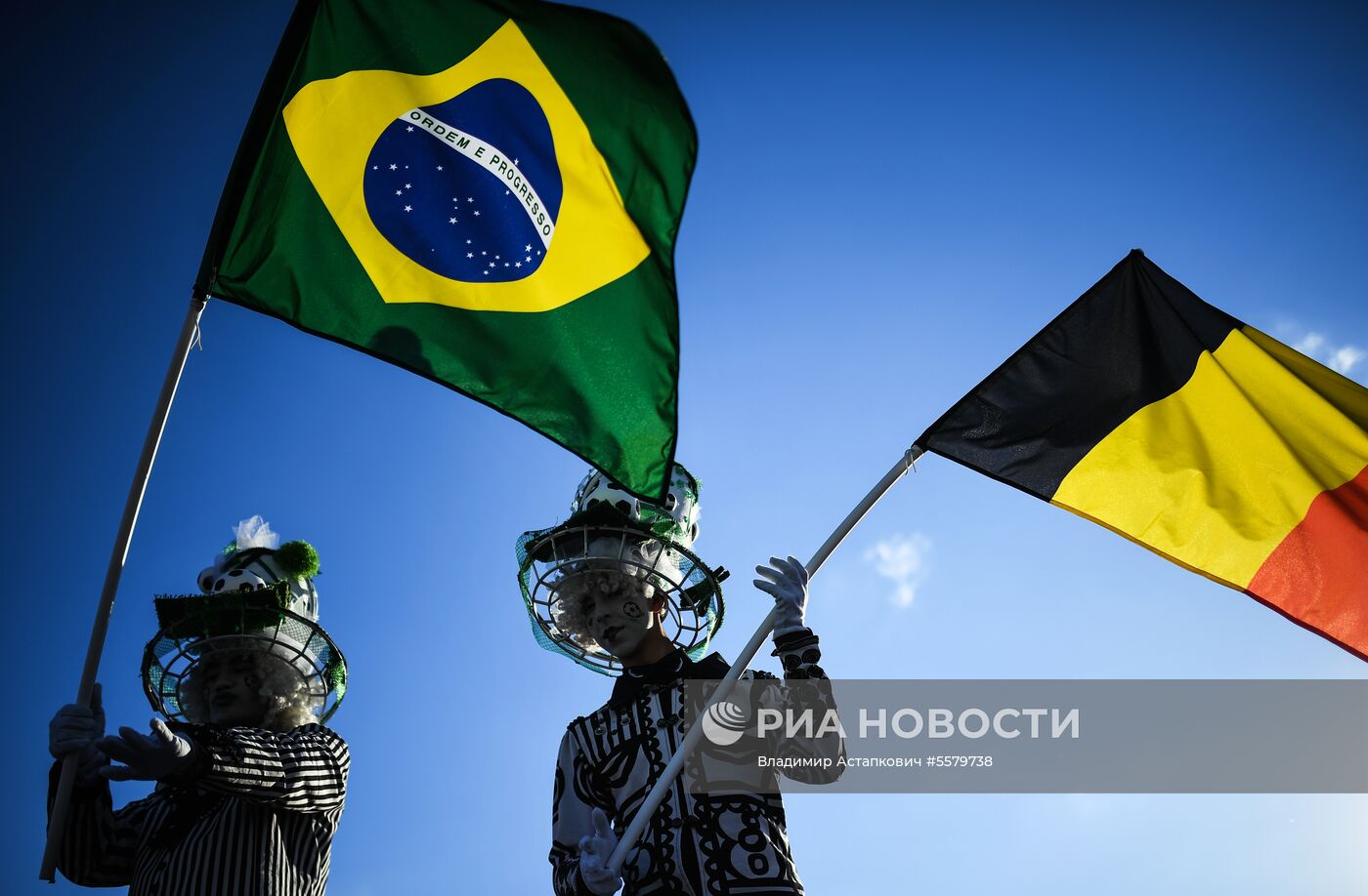 Болельщики перед матчем ЧМ-2018 по футболу между сборными Бразилии и Бельгии