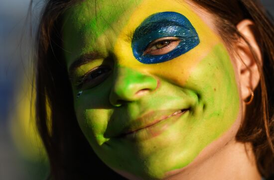 Болельщики перед матчем ЧМ-2018 по футболу между сборными Бразилии и Бельгии 