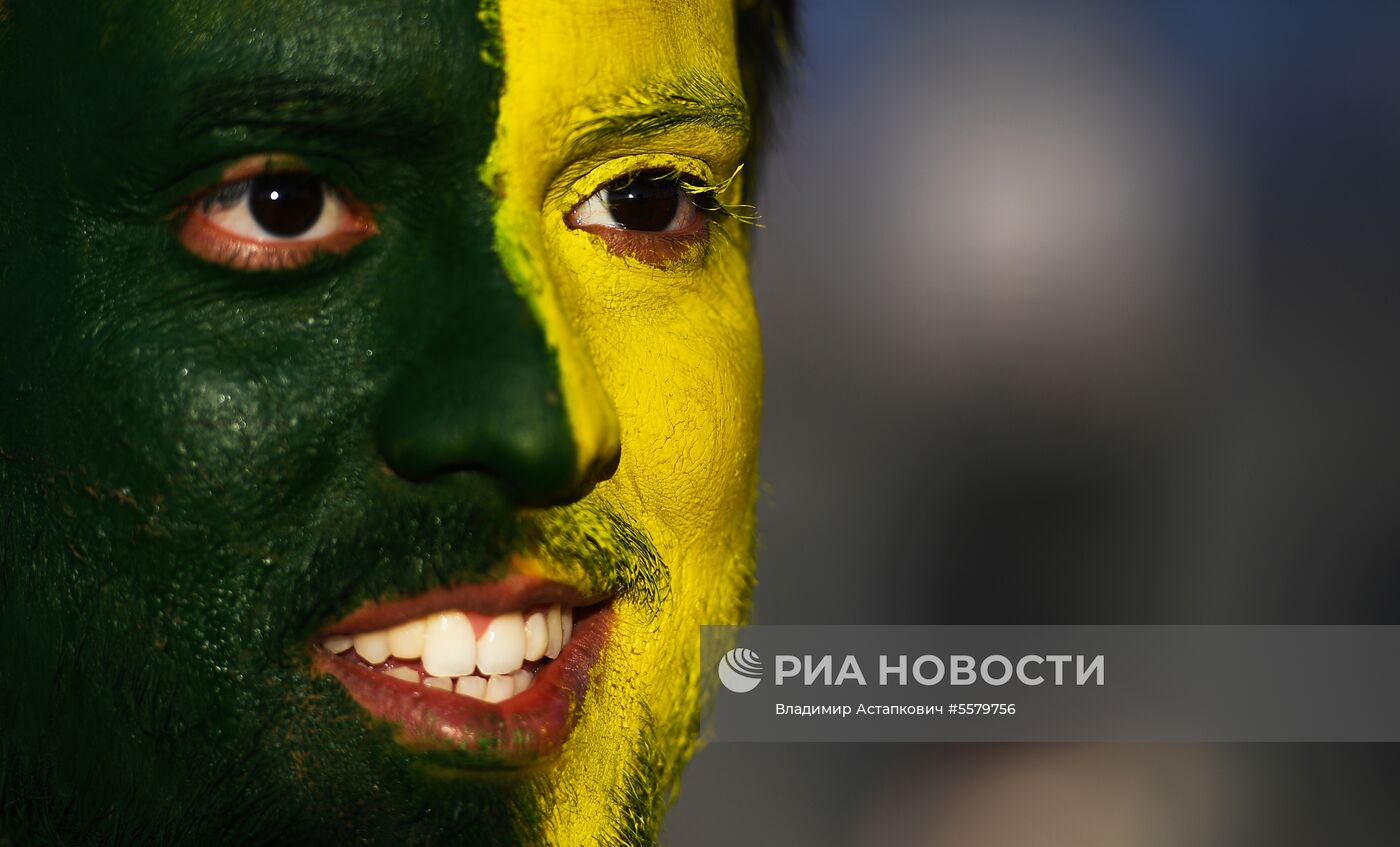 Болельщики перед матчем ЧМ-2018 по футболу между сборными Бразилии и Бельгии