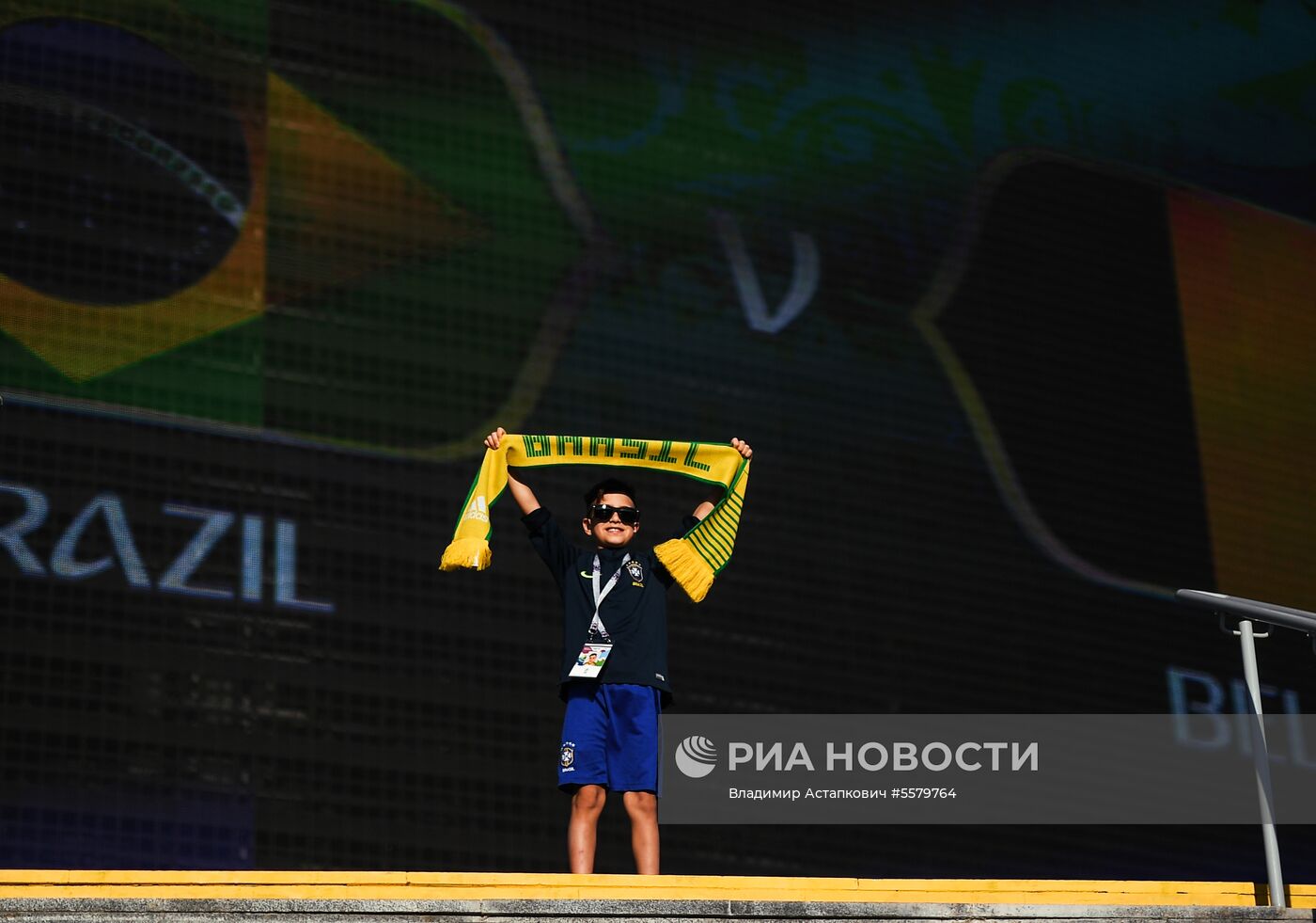 Болельщики перед матчем ЧМ-2018 по футболу между сборными Бразилии и Бельгии 