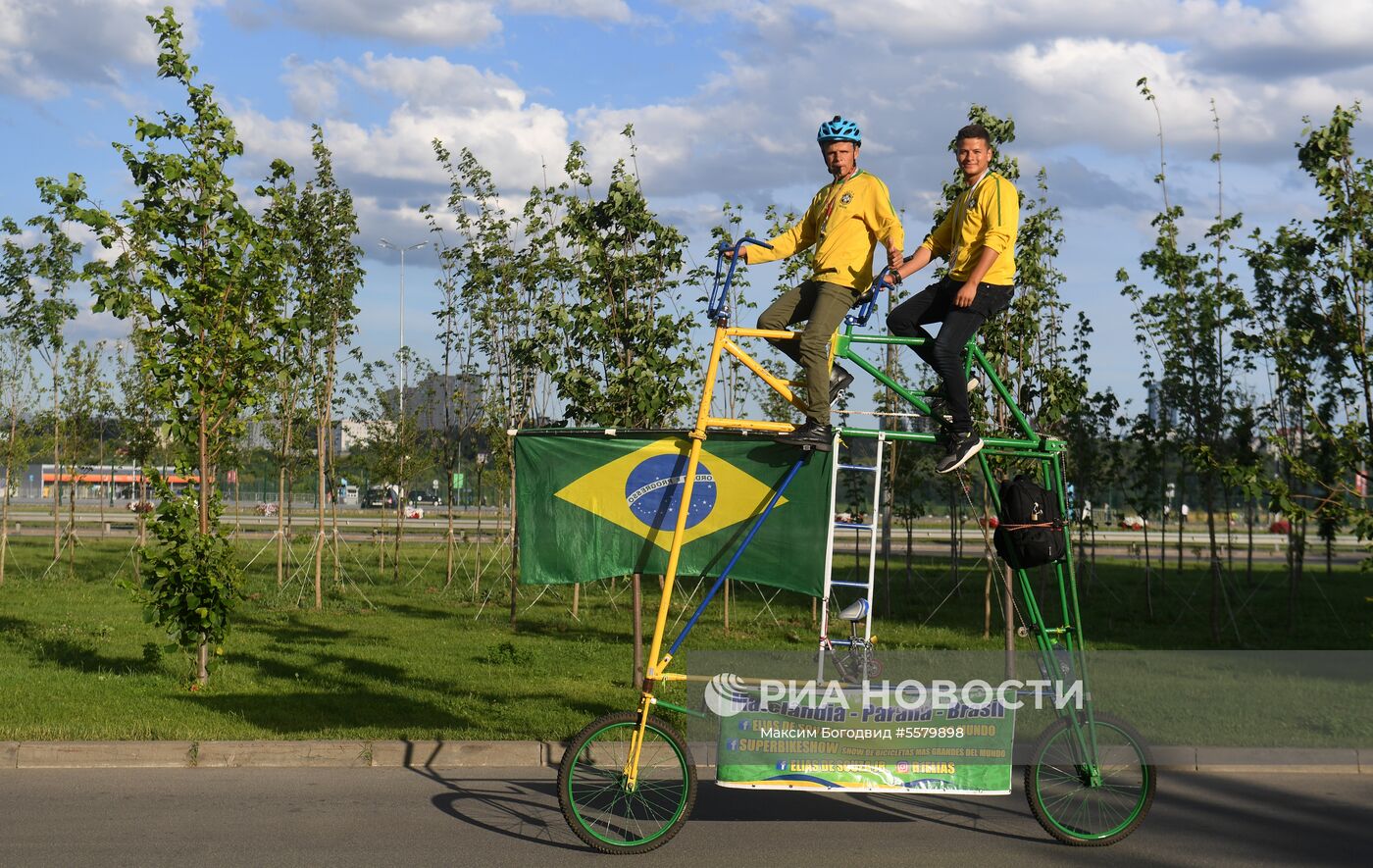 Болельщики перед матчем ЧМ-2018 по футболу между сборными Бразилии и Бельгии