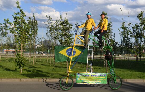Болельщики перед матчем ЧМ-2018 по футболу между сборными Бразилии и Бельгии