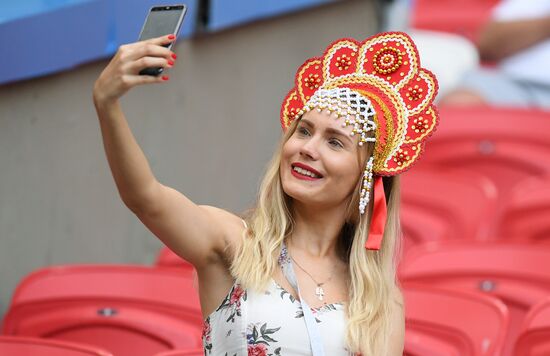 Болельщики перед матчем ЧМ-2018 по футболу между сборными Бразилии и Бельгии