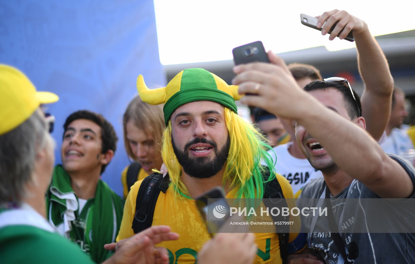 Болельщики перед матчем ЧМ-2018 по футболу между сборными Бразилии и Бельгии