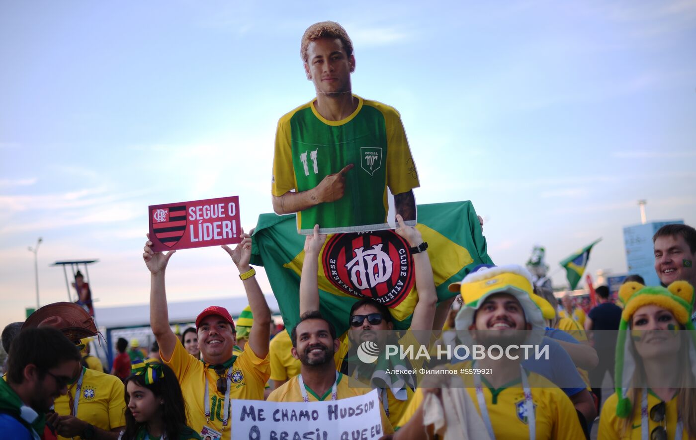 Болельщики перед матчем ЧМ-2018 по футболу между сборными Бразилии и Бельгии