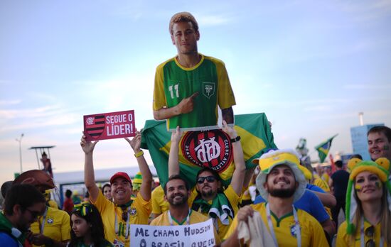 Болельщики перед матчем ЧМ-2018 по футболу между сборными Бразилии и Бельгии