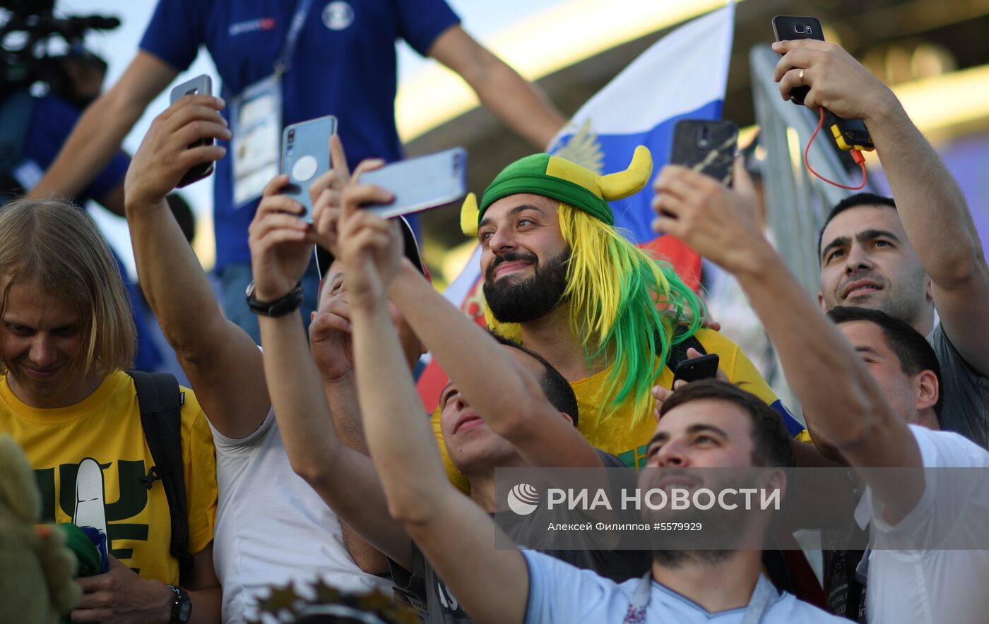 Болельщики перед матчем ЧМ-2018 по футболу между сборными Бразилии и Бельгии