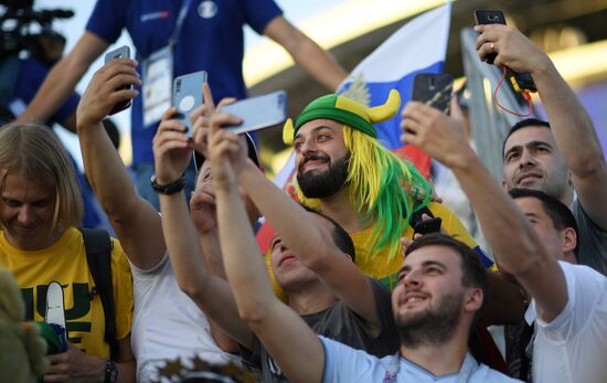 Болельщики перед матчем ЧМ-2018 по футболу между сборными Бразилии и Бельгии
