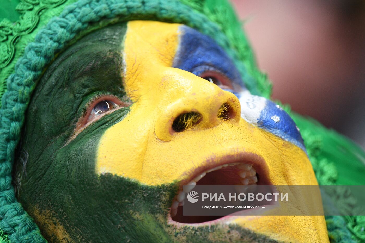 Болельщики перед матчем ЧМ-2018 по футболу между сборными Бразилии и Бельгии