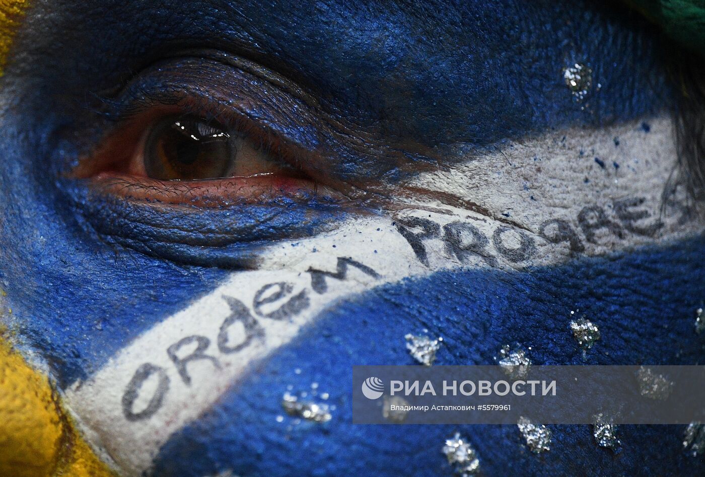 Болельщики перед матчем ЧМ-2018 по футболу между сборными Бразилии и Бельгии