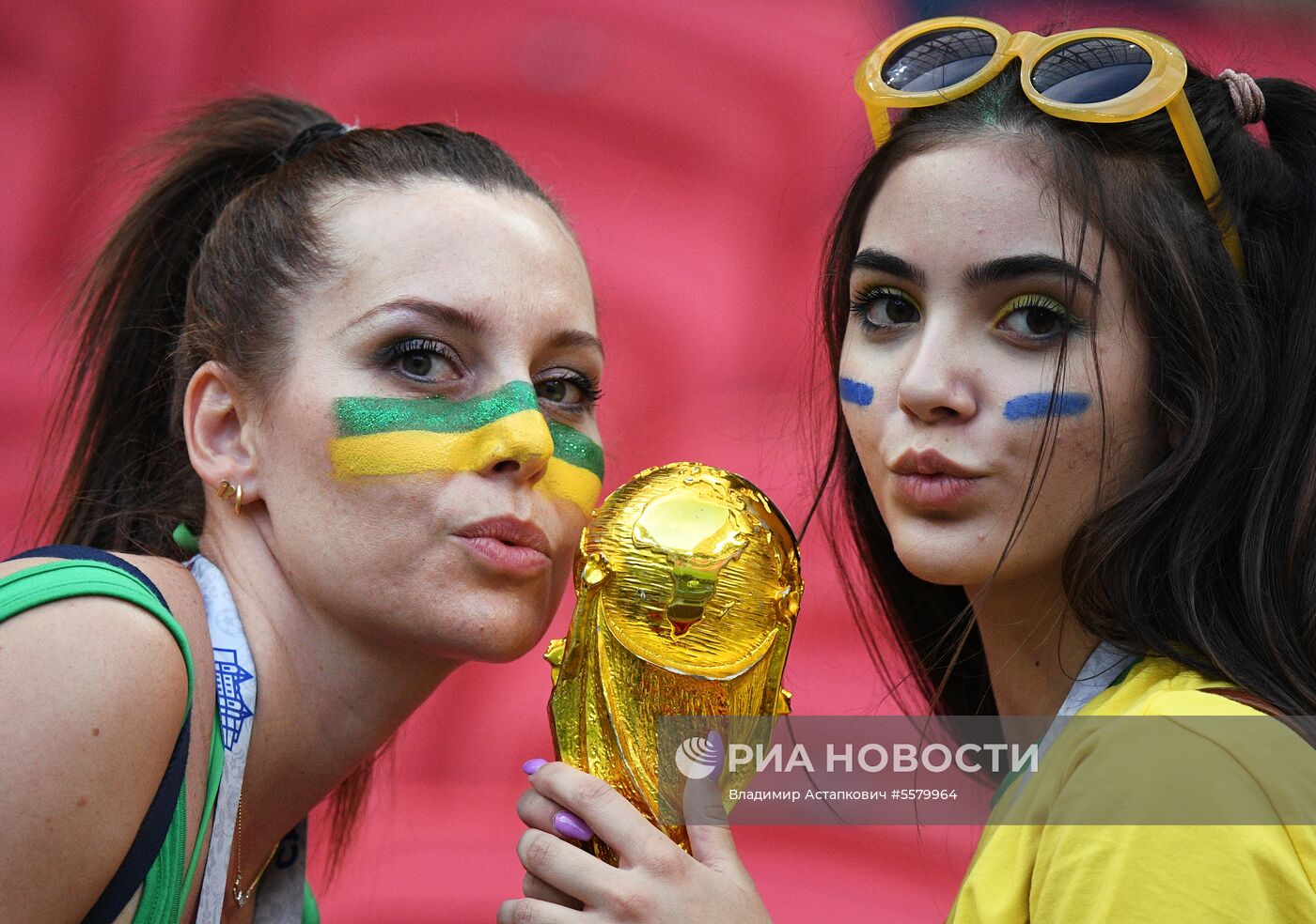 Болельщики перед матчем ЧМ-2018 по футболу между сборными Бразилии и Бельгии 