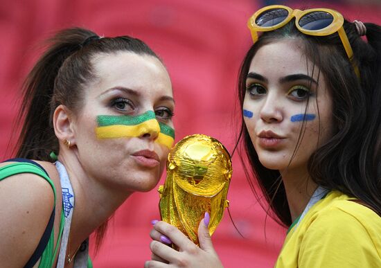 Болельщики перед матчем ЧМ-2018 по футболу между сборными Бразилии и Бельгии 