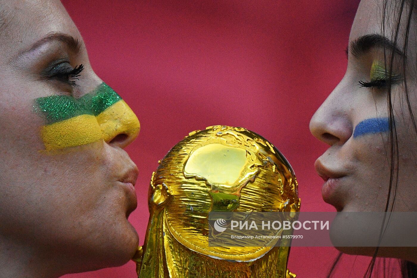 Болельщики перед матчем ЧМ-2018 по футболу между сборными Бразилии и Бельгии