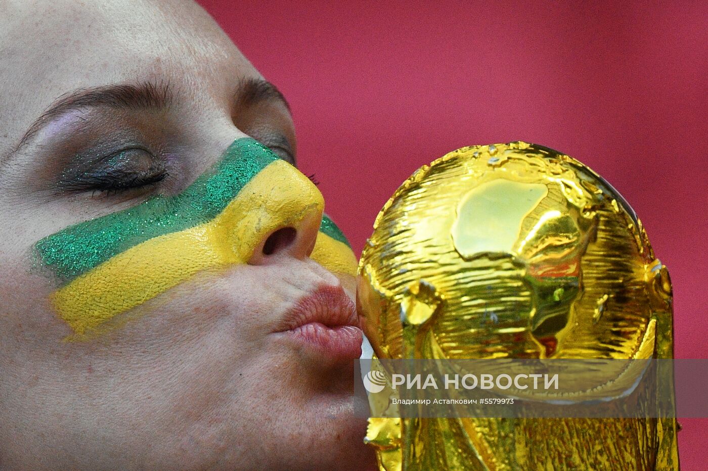 Болельщики перед матчем ЧМ-2018 по футболу между сборными Бразилии и Бельгии