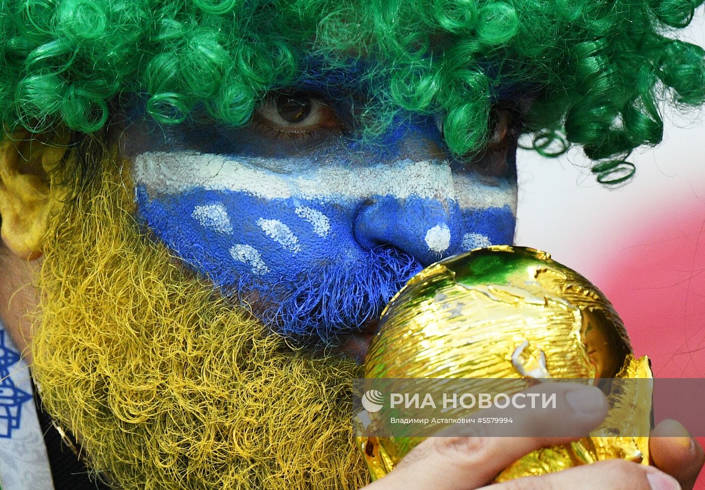 Болельщики перед матчем ЧМ-2018 по футболу между сборными Бразилии и Бельгии