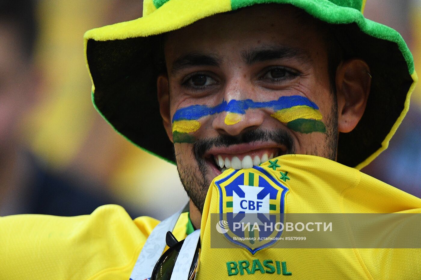 Болельщики перед матчем ЧМ-2018 по футболу между сборными Бразилии и Бельгии