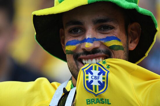 Болельщики перед матчем ЧМ-2018 по футболу между сборными Бразилии и Бельгии 