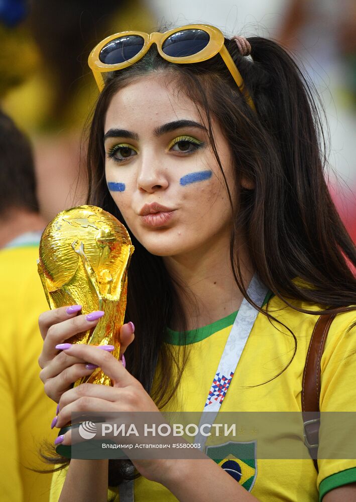 Болельщики перед матчем ЧМ-2018 по футболу между сборными Бразилии и Бельгии