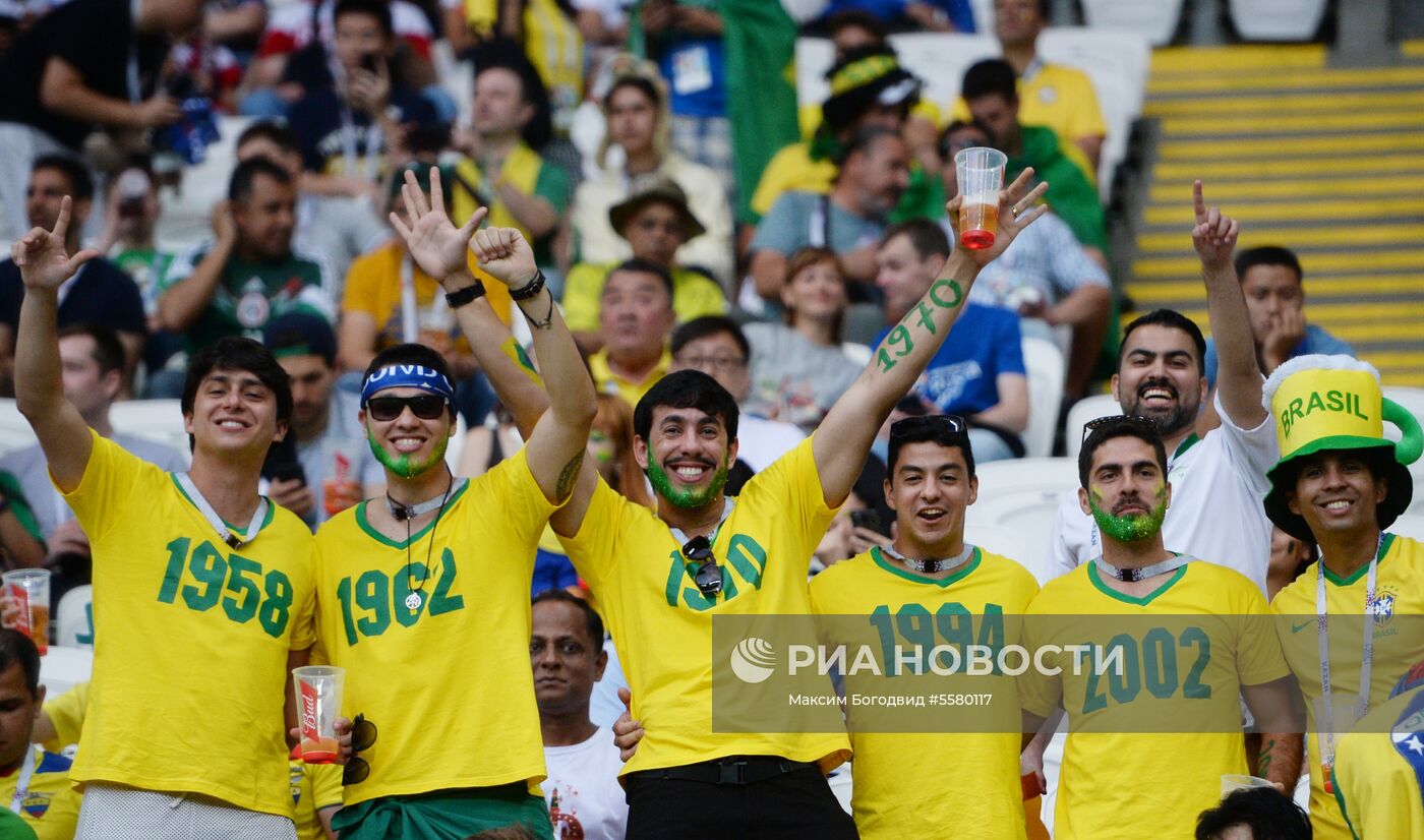 Болельщики перед матчем ЧМ-2018 по футболу между сборными Бразилии и Бельгии