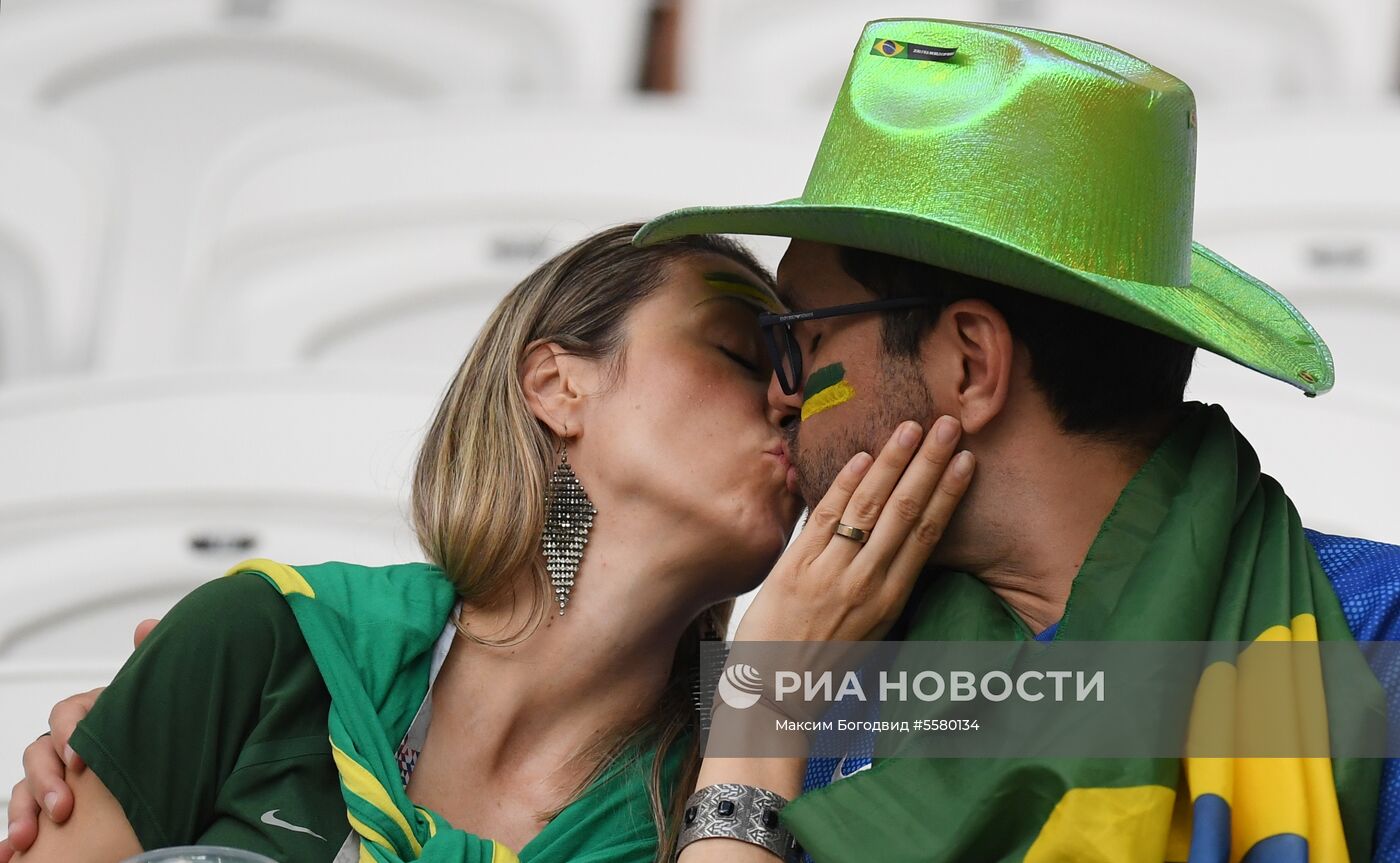Болельщики перед матчем ЧМ-2018 по футболу между сборными Бразилии и Бельгии