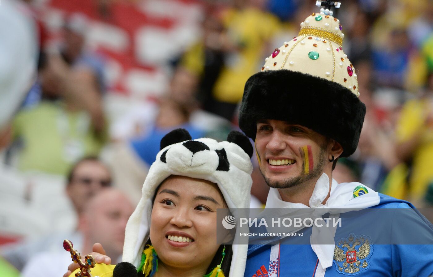 Болельщики перед матчем ЧМ-2018 по футболу между сборными Бразилии и Бельгии