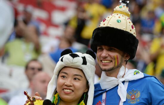 Болельщики перед матчем ЧМ-2018 по футболу между сборными Бразилии и Бельгии