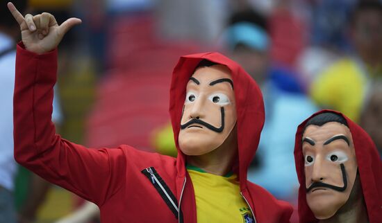 Болельщики перед матчем ЧМ-2018 по футболу между сборными Бразилии и Бельгии