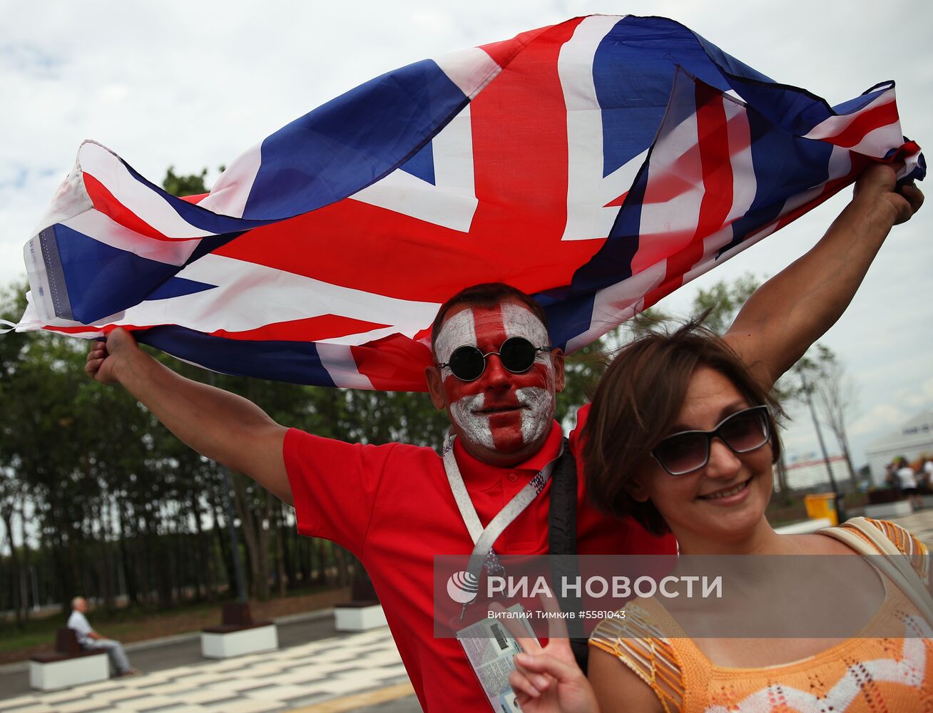 Болельщики перед матчем ЧМ-2018 по футболу между сборными Швеции и Англии