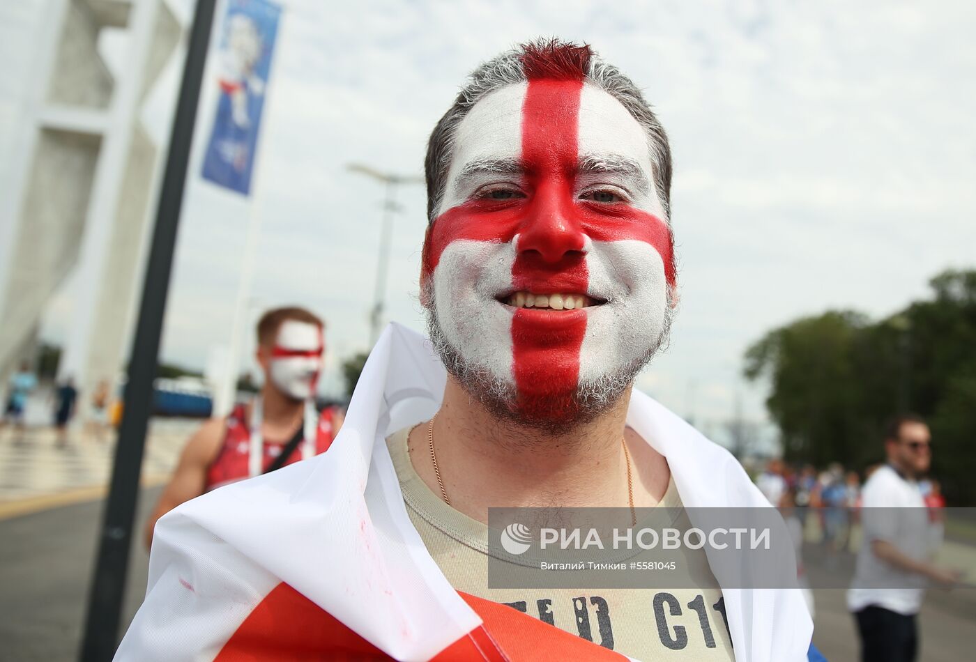 Болельщики перед матчем ЧМ-2018 по футболу между сборными Швеции и Англии