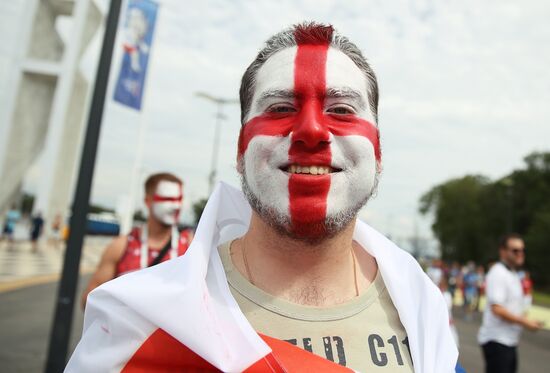 Болельщики перед матчем ЧМ-2018 по футболу между сборными Швеции и Англии