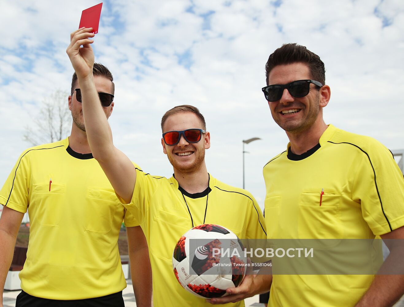 Болельщики перед матчем ЧМ-2018 по футболу между сборными Швеции и Англии