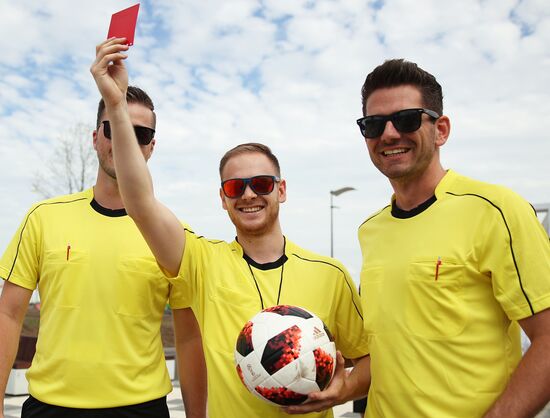 Болельщики перед матчем ЧМ-2018 по футболу между сборными Швеции и Англии