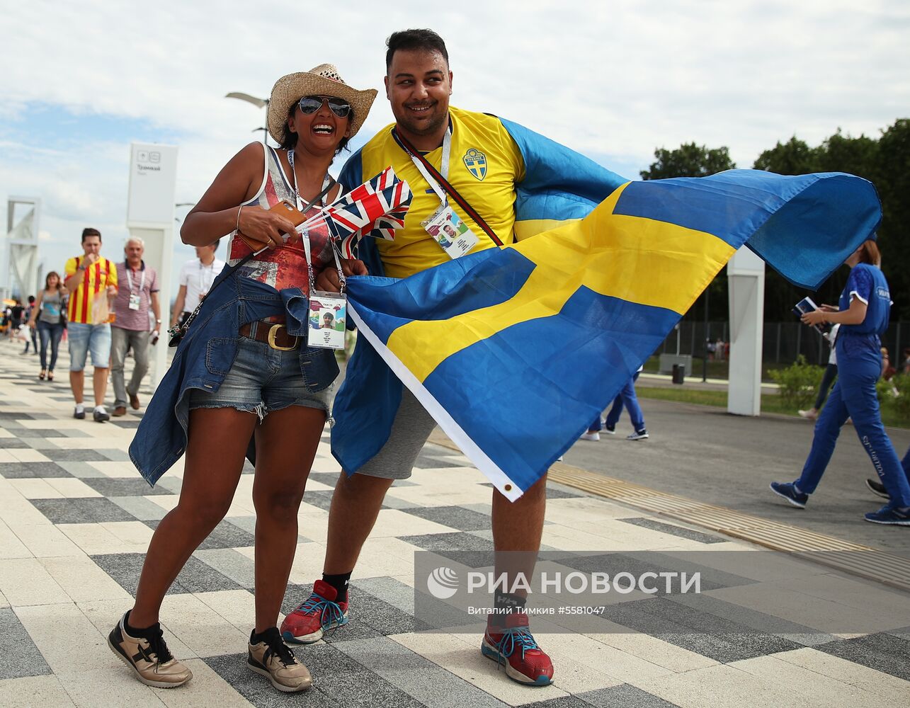 Болельщики перед матчем ЧМ-2018 по футболу между сборными Швеции и Англии