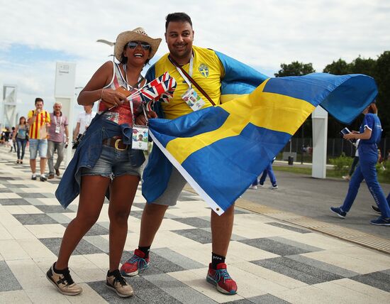 Болельщики перед матчем ЧМ-2018 по футболу между сборными Швеции и Англии