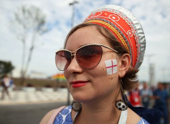 Болельщики перед матчем ЧМ-2018 по футболу между сборными Швеции и Англии