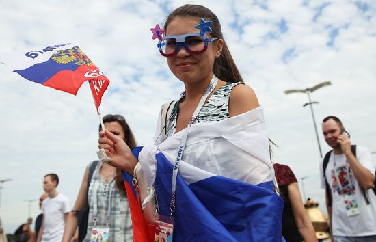 Болельщики перед матчем ЧМ-2018 по футболу между сборными Швеции и Англии